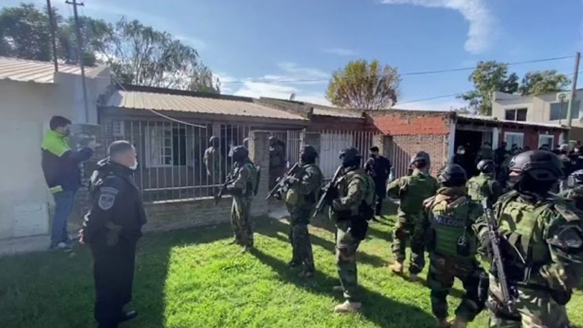 Una mujer polic&iacute;a bonaerense denunci&oacute; que&nbsp;cinco compa&ntilde;eros de la fuerza la violaron&nbsp;cuando estaban concentrados en un polideportivo de Los Polvorines