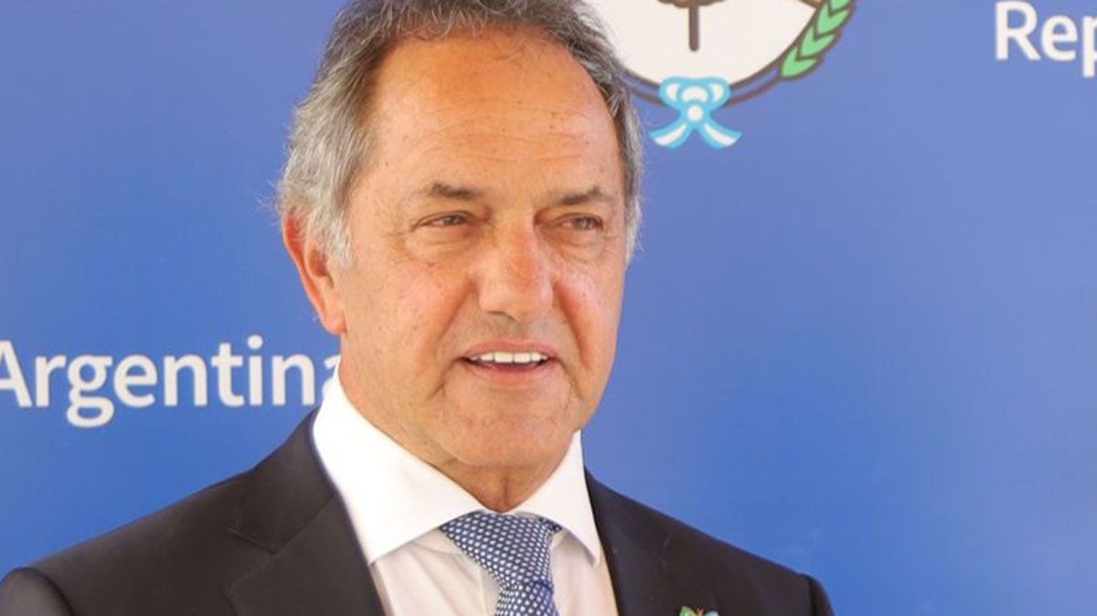 "Mi agenda es traer inversiones a la Argentina y generar empleo y por eso estoy lejos de los conflictos y los dimes y diretes de los dirigentes", dijo Scioli. "Mi agenda es traer inversiones a la Argentina y generar empleo y por eso estoy lejos de los conflictos y los dimes y diretes de los dirigentes", dijo Scioli.