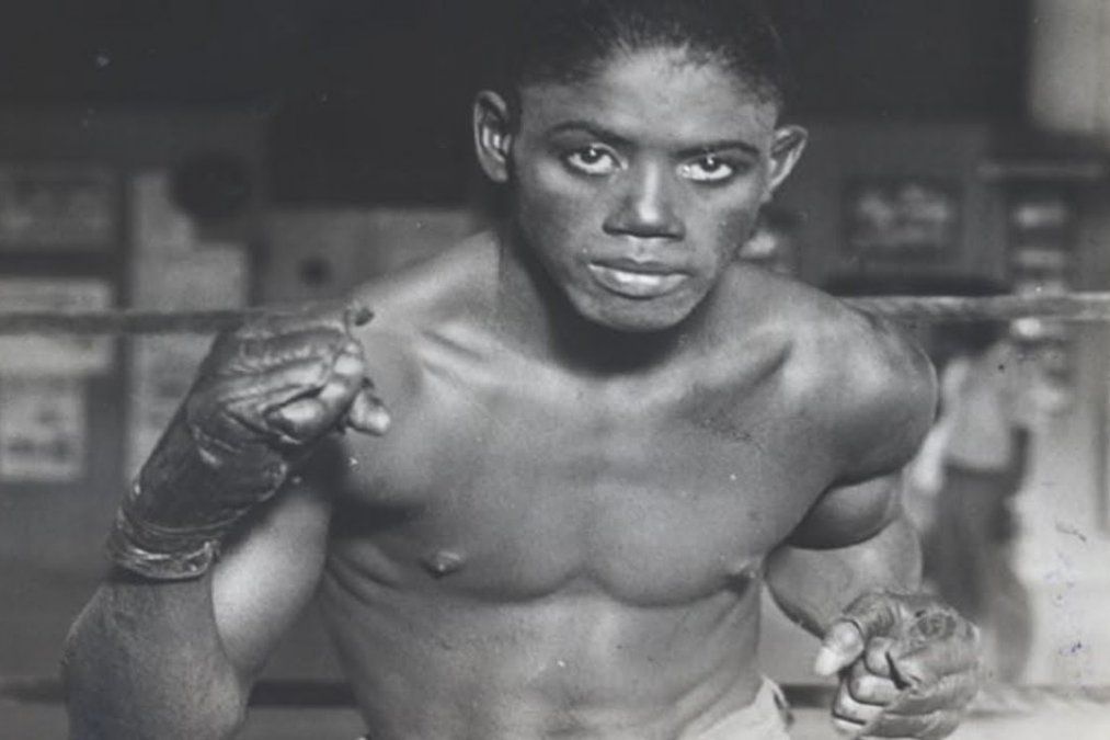 Eligio Sardiñas Montalvo (1910-1988), conocido como Kid Chocolate, fue el primer campeón mundial de Cuba, que reinó en pluma (donde se lo considera uno de los mejores púgiles de la historia en esta división) y superpluma en la década de 1930.