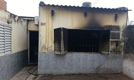 El siniestro ocurrió este lunes por la mañana sobre calle Ignacio Crespo al 7400. Bomberos Zapadores evitaron que las llamas se propagaran.