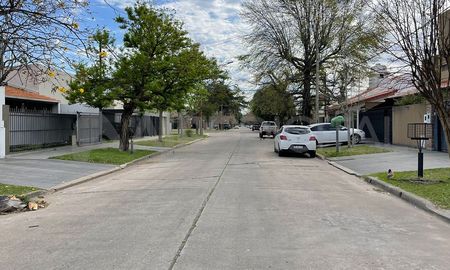 Dos motochorros armados asaltaron este sábado por la noche a un cadete cuando estaba a punto de entregar un pedido en Barrio Guadalupe. Dos motochorros armados asaltaron este sábado por la noche a un cadete cuando estaba a punto de entregar un pedido en Barrio Guadalupe.