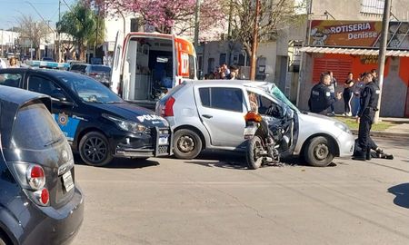 Impactante accidente de tránsito en barrio Liceo Norte: la moto quedó incrustada en el auto. Impactante accidente de tránsito en barrio Liceo Norte: la moto quedó incrustada en el auto.