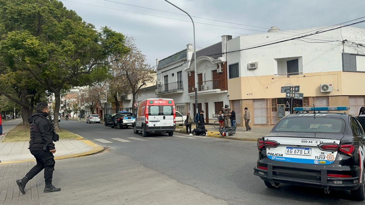 Tras el impacto, la moto quedó sobre la vereda en la ochava de Avenida Freyre y Obispo Gelabert. Tras el impacto, la moto quedó sobre la vereda en la ochava de Avenida Freyre y Obispo Gelabert.