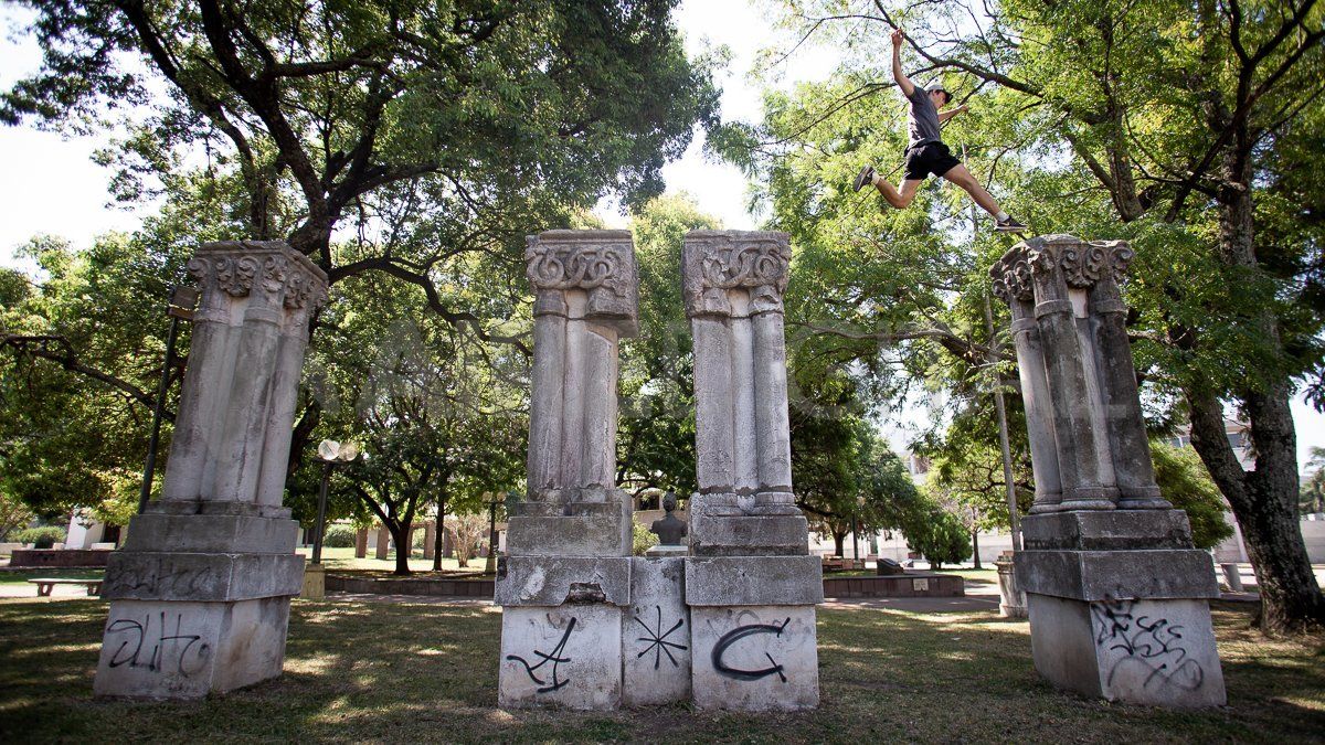 Uno de los miembros del grupo se animó a hacer una Zancada en los enormes pilares abandonados que se encuentran en la Plaza de las 3 Culturas.