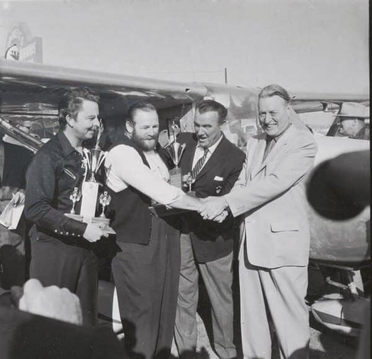 De izquierda a derecha, el copiloto John Cook; el piloto Bob Timm; el comentarista radial y actor Preston Foster, y el dueño del Hacienda Hotel & Casino, Doc Bayley.