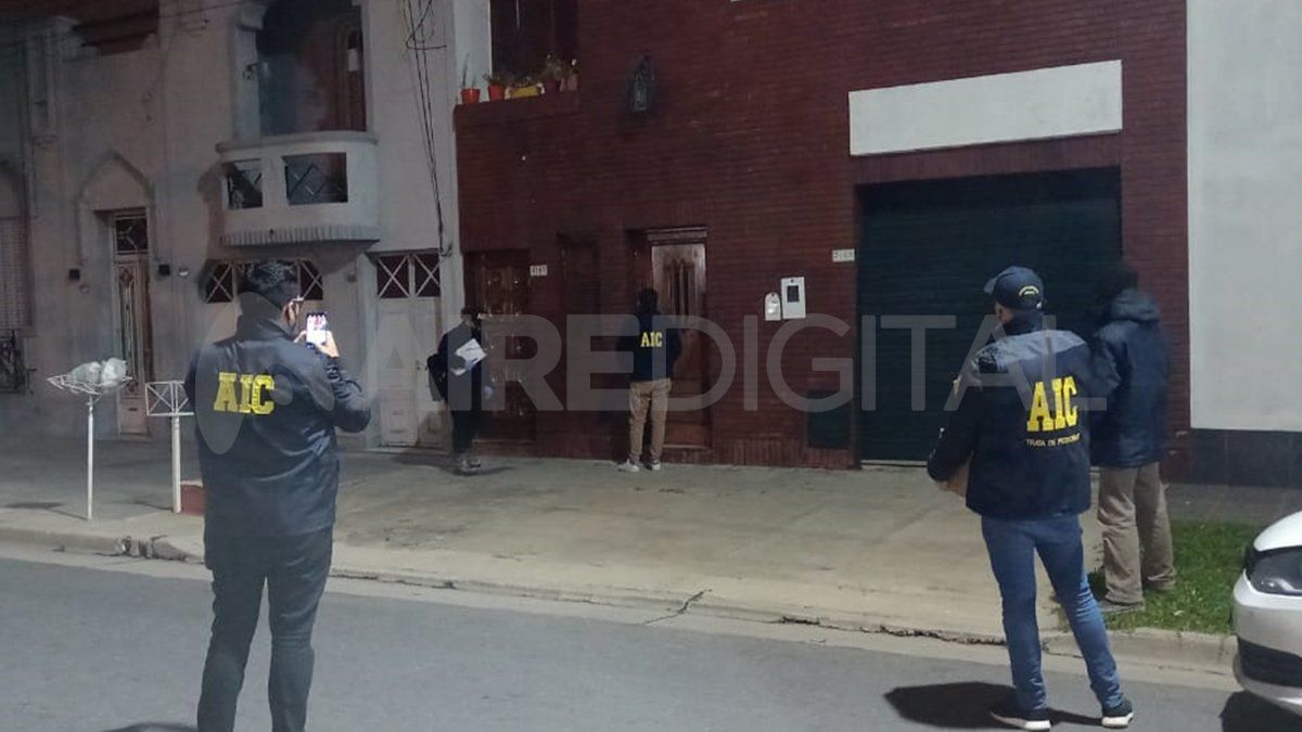 El allanamiento en barrio Candioti norte en el cual fue detenido uno de los implicados en trama.
