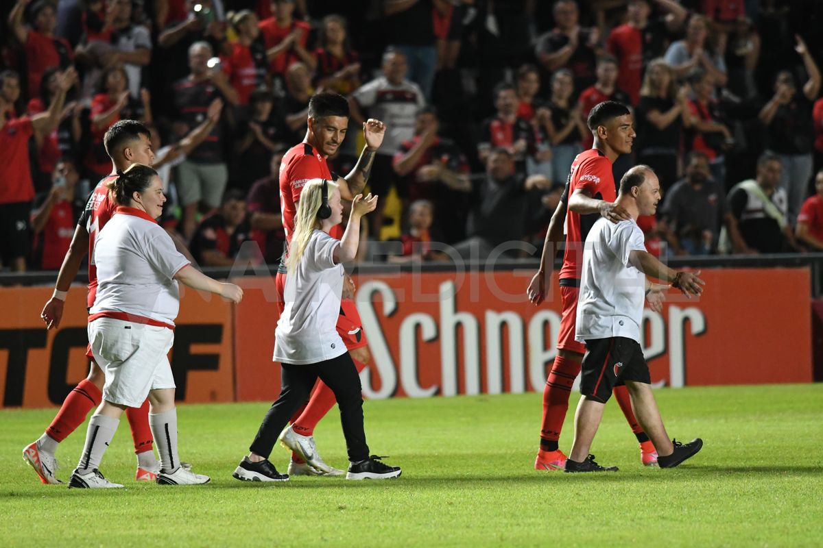 Los futbolistas de Colón ingresaron al campo de juego con personas con Síndrome de Down.