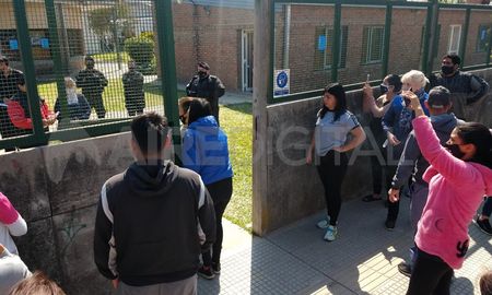 Un grupo de padres comenzó a quemar neumáticos frente al jardín. Un grupo de padres comenzó a quemar neumáticos frente al jardín.