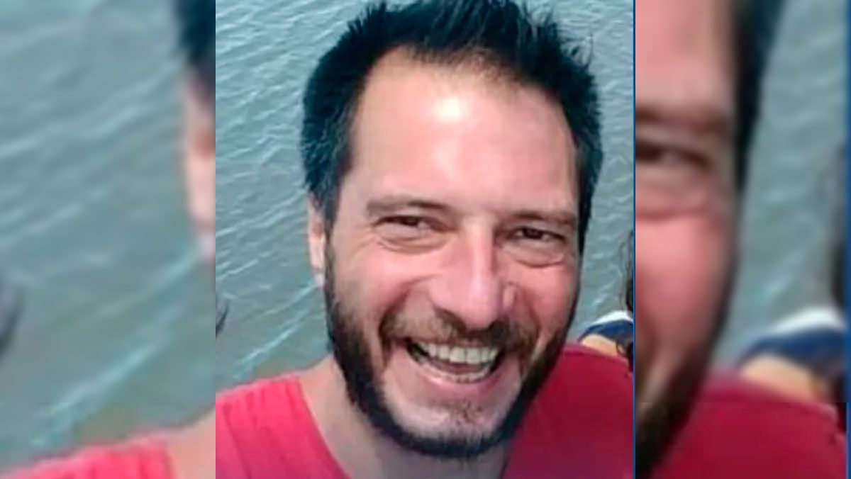 Según testigos, Damián Reifenstuel está en Santa Cruz de la Sierra, limpiando vidrios en un semáforo. Según testigos, Damián Reifenstuel está en Santa Cruz de la Sierra, limpiando vidrios en un semáforo.