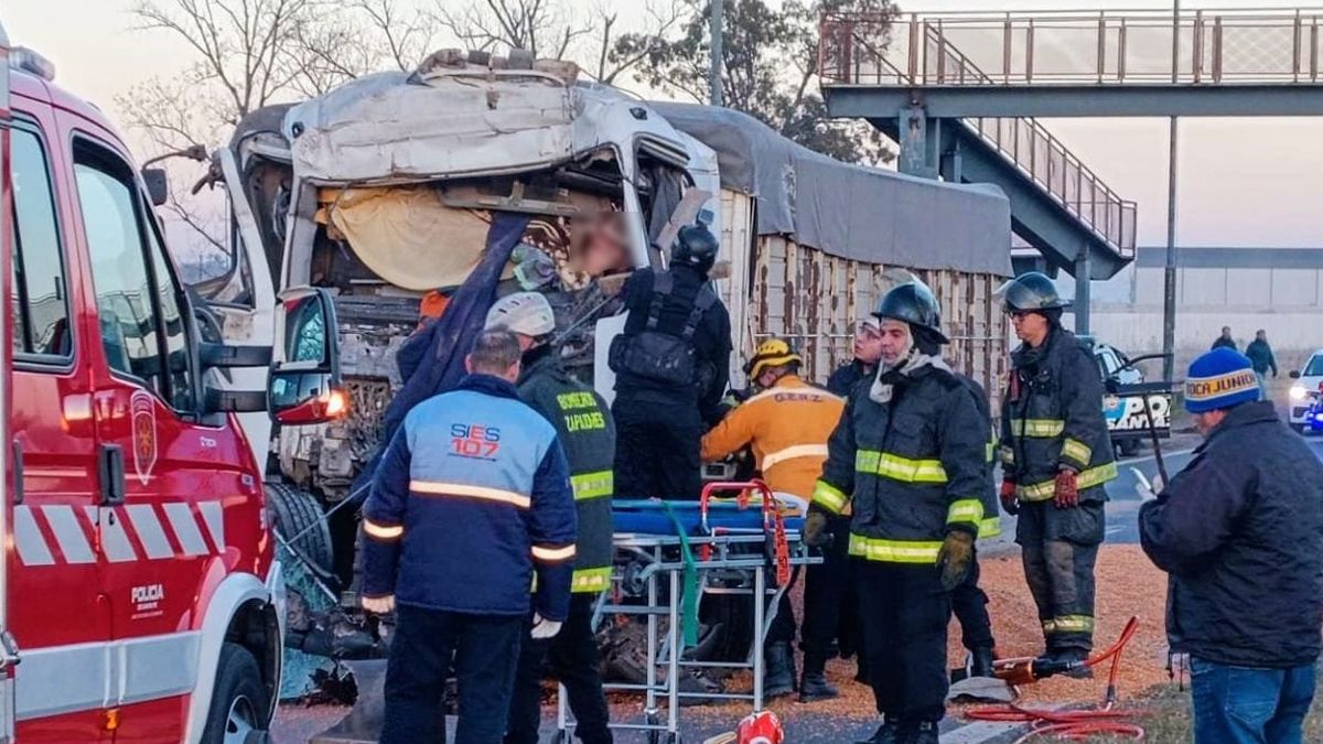 Fuerte choque entre camiones en el ingreso a Rosario por la autopista a Córdoba: dramático rescate de un ch... - Image 2