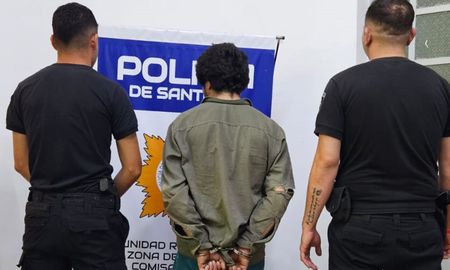 Según se informó, en primer lugar, en Pasaje Paraná y Pasaje Santa Fe, se detuvo a Joel Altamirano de 19 años. Según se informó, en primer lugar, en Pasaje Paraná y Pasaje Santa Fe, se detuvo a Joel Altamirano de 19 años.