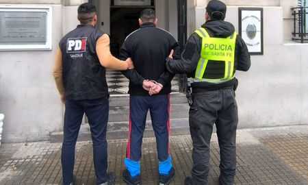 El presunto agresor circulaba a bordo de un Chevrolet Agile cuando lo detuvieron. El presunto agresor circulaba a bordo de un Chevrolet Agile cuando lo detuvieron.