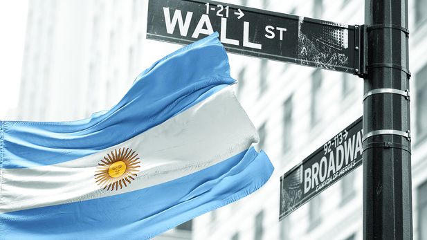 ¿Por     qué el Gobierno celebra la baja del riesgo país y cómo impacta en tu     bolsillo?