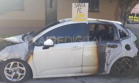 Así quedó un auto que fue incendiado durante la noche del miércoles. Así quedó un auto que fue incendiado durante la noche del miércoles.