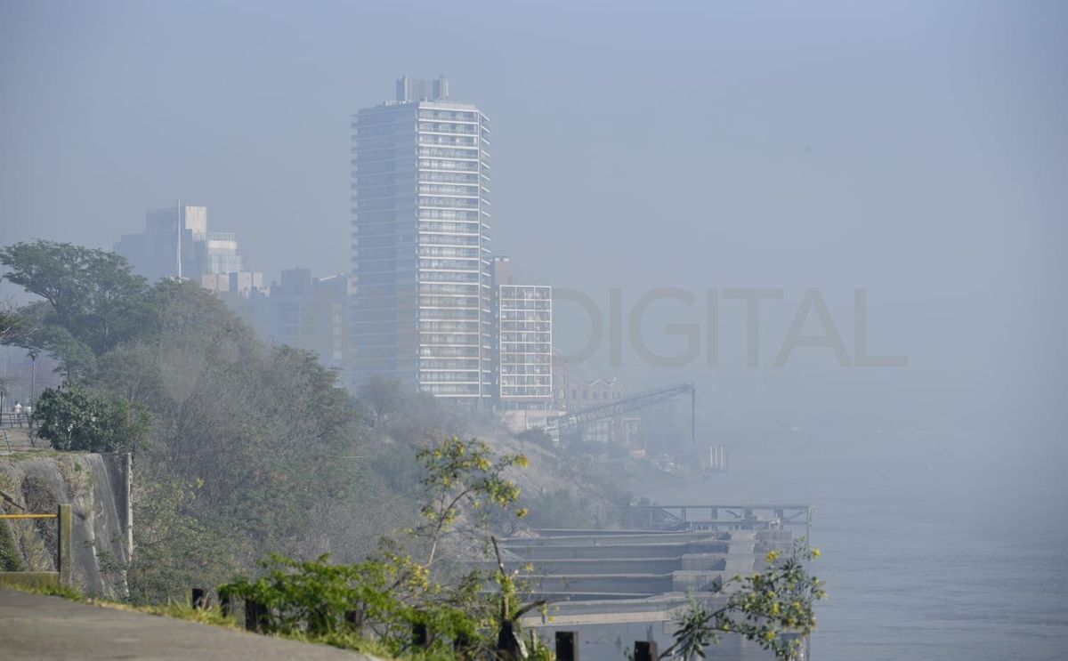 Las postales de Rosario se opacaron por el humo en las últimas semanas.