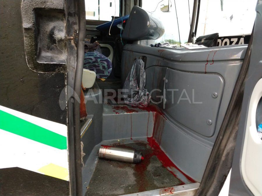 Una de las balas impactó en la puerta delantera derecha del colectivo Flechabus e hirió al acompañante del chofer. 