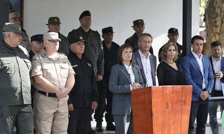 La ministra Patricia Bullrich estuvo acompañada por la diputada nacional Romina Diez y los candidatos a constituyentes Nicolás Mayoraz y Juan Pedro Aleart. La ministra Patricia Bullrich estuvo acompañada por la diputada nacional Romina Diez y los candidatos a constituyentes Nicolás Mayoraz y Juan Pedro Aleart.