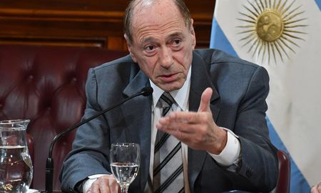 El ex juez de la Corte Suprema Eugenio Raúl Zaffaroni sostuvo este martes en la Cámara de Diputados que la condena a prisión aplicada a la ex presidenta Cristina Kirchner responde a un “común caso de lawfare”. El ex juez de la Corte Suprema Eugenio Raúl Zaffaroni sostuvo este martes en la Cámara de Diputados que la condena a prisión aplicada a la ex presidenta Cristina Kirchner responde a un “común caso de lawfare”.
