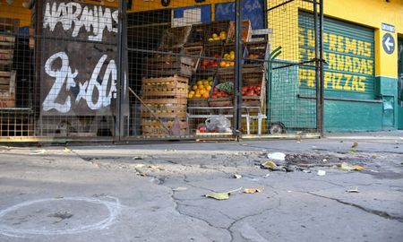 Una balacera con ametralladoras contra una verdulería de barrio Tiro Suizo que dejó como saldo un joven cliente muerto y dos empleadas heridas. Una balacera con ametralladoras contra una verdulería de barrio Tiro Suizo que dejó como saldo un joven cliente muerto y dos empleadas heridas.