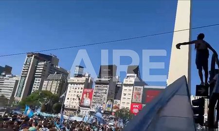 Poco a poco las calles se llenaron con fanáticos embanderados. Poco a poco las calles se llenaron con fanáticos embanderados.