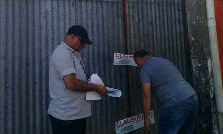 La Municipalidad clausuró un frigorífico en Saavedra 4.900. La Municipalidad clausuró un frigorífico en Saavedra 4.900.