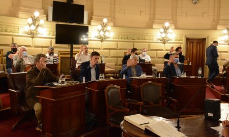Este jueves, la Cámara de Senadores de Santa Fe retomará las sesiones extraordinarias con varios temas en agenda, que incluyen pedidos de endeudamiento del gobierno provincial para la concreción de obras. Este jueves, la Cámara de Senadores de Santa Fe retomará las sesiones extraordinarias con varios temas en agenda, que incluyen pedidos de endeudamiento del gobierno provincial para la concreción de obras.