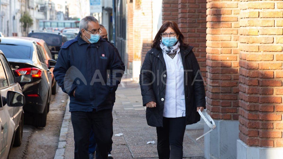 Desde el Ministerio de Salud recomiendan mantener el distanciamiento y el uso del barbijo para prevenir el contagio de covid-19.