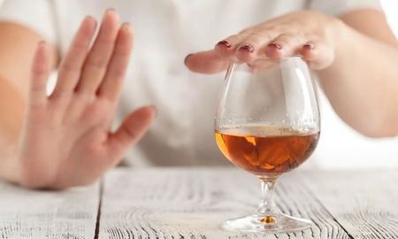 ¿Puedo beber alcohol si estoy tomando medicamentos?: efectos y consejos