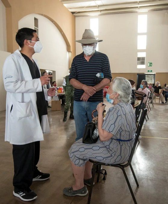 Personal de salud vacuna a adultos mayores en Coahuila (México) (EFE).