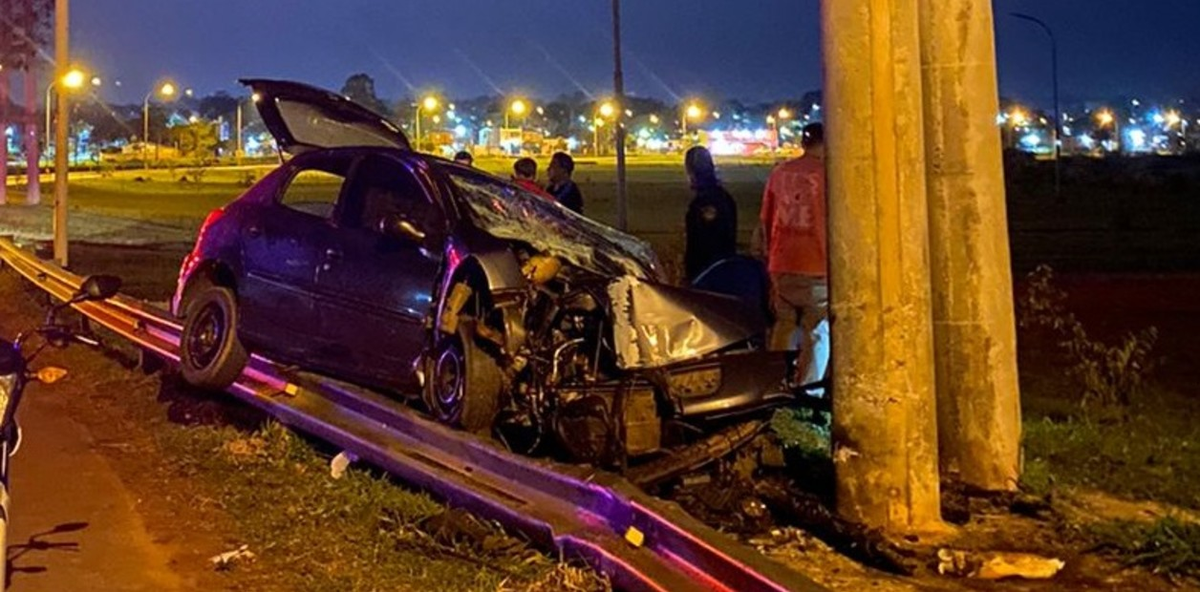 El auto en el que viajaban Benke, su pareja y el hijo de 5 años de la mujer (Foto Doce Tv) El auto en el que viajaban Benke, su pareja y el hijo de 5 años de la mujer (Foto Doce Tv)