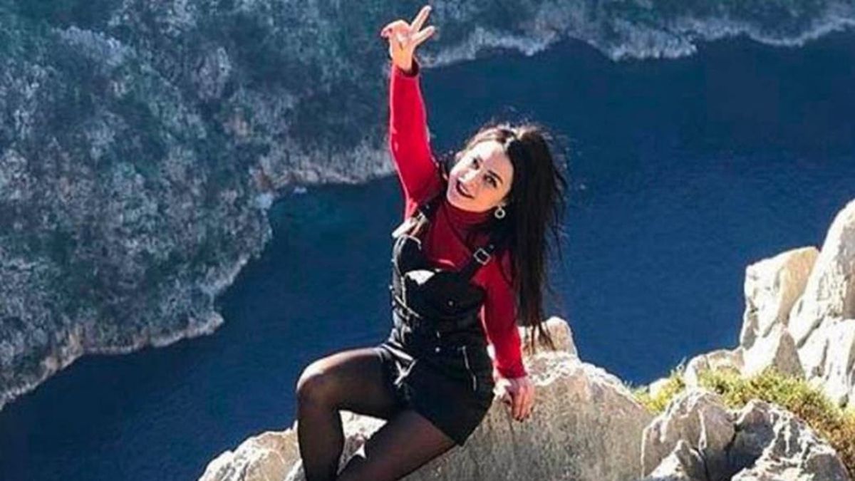 Una mujer cayó al vacío mientras festejaba su libertad en Turquía.