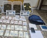 La Policía secuestró más de 1,5 kilos de marihuana distribuidos en cuatro recipientes, además de dinero en efectivo y otros elementos, tras detener a un hombre que se atrincheró en la casa de su expareja en Gálvez.