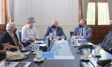 Perotti, Lagna y Javkin dialogaron este martes con la jefa de Policía de la provincia y con representantes de las fuerzas federales. Perotti, Lagna y Javkin dialogaron este martes con la jefa de Policía de la provincia y con representantes de las fuerzas federales.