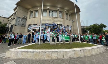 El reclamo de los trabajadores de Vialidad Nacional se realizó este jueves en Santa Fe. El reclamo de los trabajadores de Vialidad Nacional se realizó este jueves en Santa Fe.