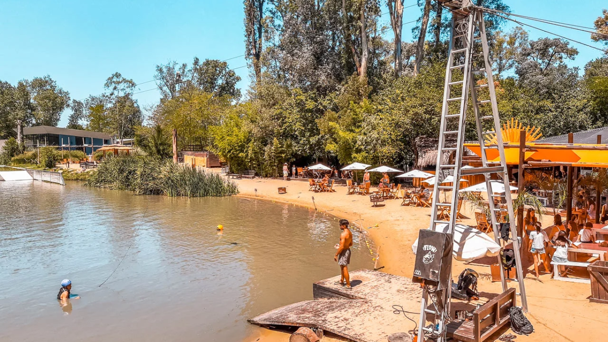 Escapada de fin de semana a una solitaria playa con un paisaje increíble.