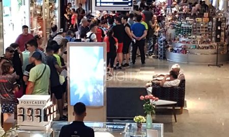 Los hinchas de Colón formaron largas filas en el Shopping Del Sol para retirar las entradas Los hinchas de Colón formaron largas filas en el Shopping Del Sol para retirar las entradas