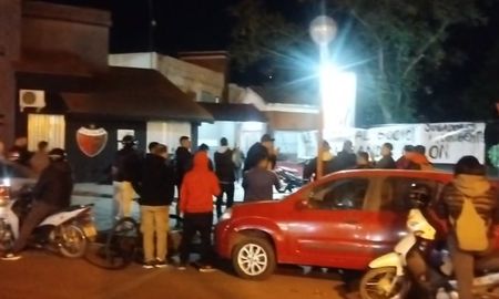 Hinchas de Colón dejaron una bandera con un contundente mensaje en la sede del club Hinchas de Colón dejaron una bandera con un contundente mensaje en la sede del club
