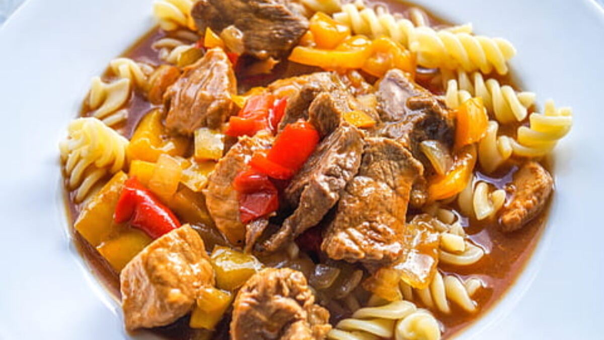 El guiso de fideos es un plato rico y sencillo de hacer en casa, con ingredientes fáciles de conseguir. El guiso de fideos es un plato rico y sencillo de hacer en casa, con ingredientes fáciles de conseguir.