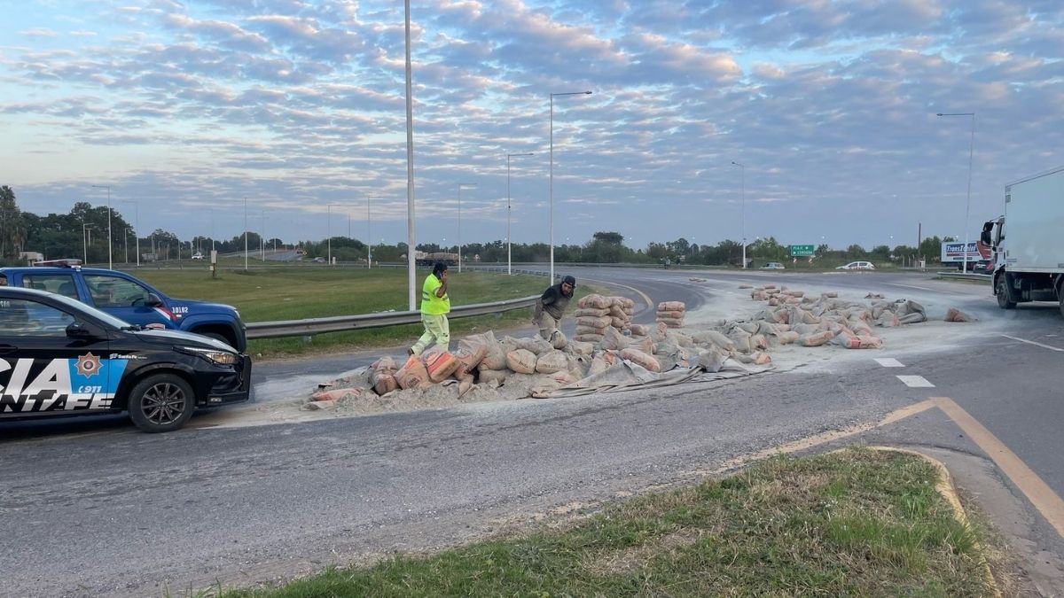 En la rotonda de ingreso al peaje de Santo Tomé, la calzada está reducida En la rotonda de ingreso al peaje de Santo Tomé, la calzada está reducida