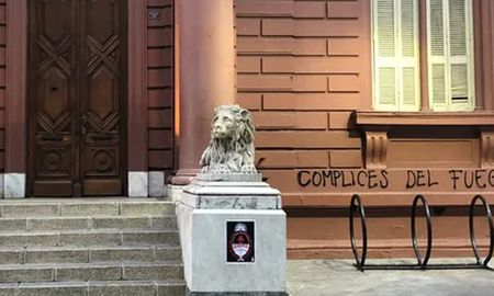 Aparecieron nuevas pintadas en la Municipalidad de Rosario denunciando el ecocidio en las islas del Delta del Paraná. Aparecieron nuevas pintadas en la Municipalidad de Rosario denunciando el ecocidio en las islas del Delta del Paraná.