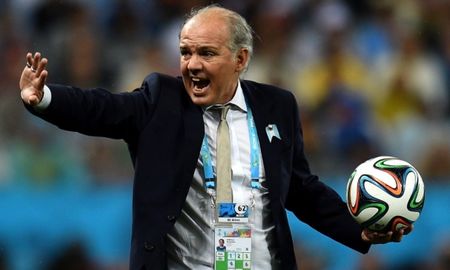 Alejandro Sabella fue internado de urgencia en una clínica de Buenos Aires. Alejandro Sabella fue internado de urgencia en una clínica de Buenos Aires.