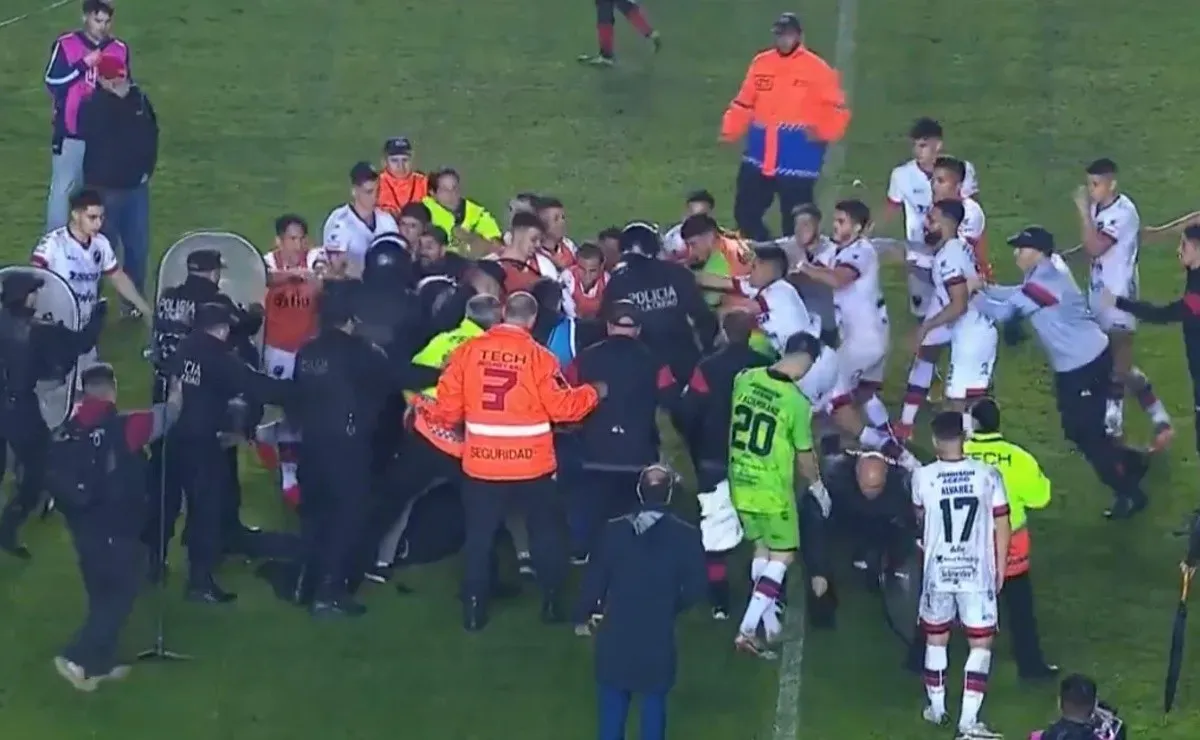 Graves incidentes entre el plantel de Patronato y la Policía luego de la derrota ante Barracas Central. Cuatro jugadores y un integrante del Cuerpo Técnico terminaron detenidos y se encuentran en Buenos Aires esperando declarar para quedar en libertad.