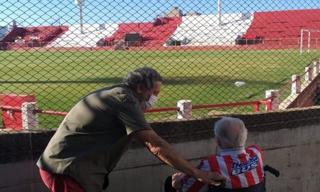 Eudoro Luis Acosta tiene 105 años y fue recibido por el Club Atlético Unión, quien le brindó un carnet de socio honorario. Eudoro Luis Acosta tiene 105 años y fue recibido por el Club Atlético Unión, quien le brindó un carnet de socio honorario.
