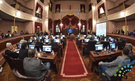 La Cámara de Diputados de Entre Ríos aprobó eliminar las jubilaciones privilegiadas para exgobernadores y exvicegobernadores. La Cámara de Diputados de Entre Ríos aprobó eliminar las jubilaciones privilegiadas para exgobernadores y exvicegobernadores.