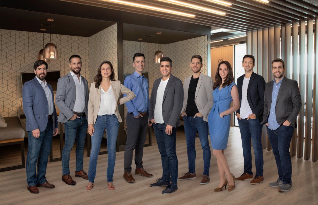 En la imagen del equipo, se encuentran, de izquierda a derecha: &nbsp;1.Ignacio Luciani: VP of Engineering &nbsp;2. Rodrigo Rivera: Chief Strategy Officer &nbsp;3. Tatiana Rezende: Chief Financial Officer &nbsp;4. Mart&iacute;n Palombo: Chief Product Officer y co-fundador &nbsp;5. Santiago Sosa - CEO: Chief Executive Officer y co- fundador &nbsp; 6. Alejandro V&aacute;zquez: Chief Financial Officer y co-fundador &nbsp;7. Eleftheria Digentiki: Chief People & Culture Officer &nbsp;8. Nicol&aacute;s Loreti: Chief Operations Officer &nbsp;9. Luiz Piovesana - CMO: Chief Marketing Officer