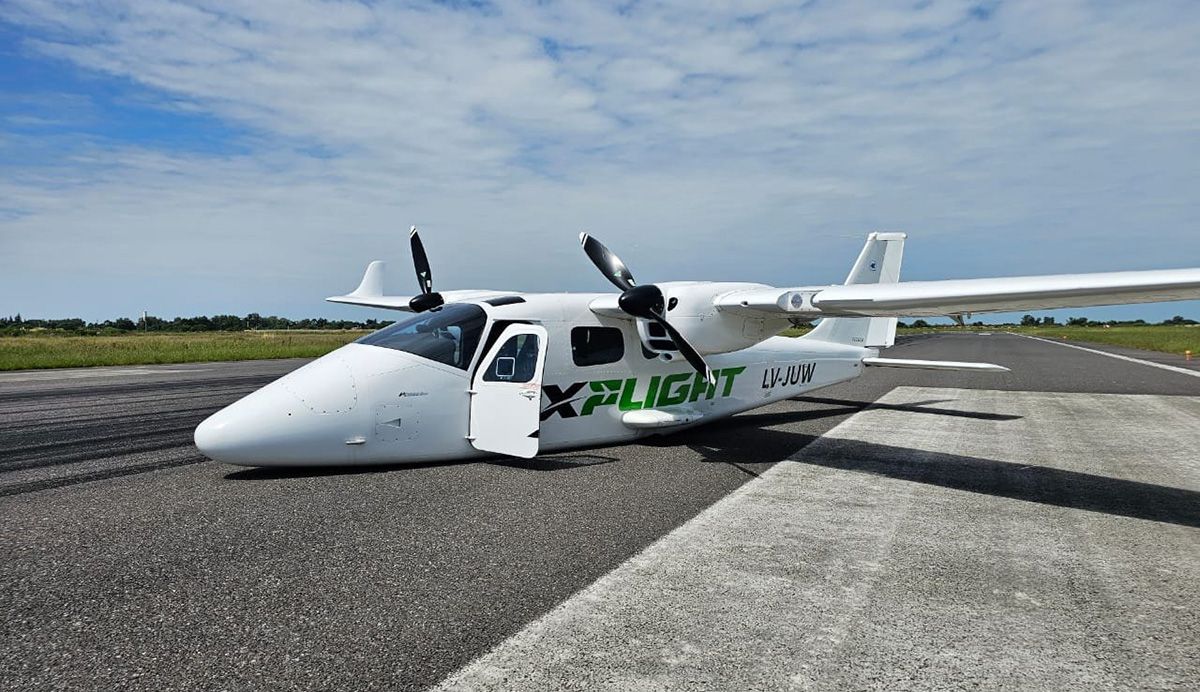 El avión quedó varado en medio de la pista y las autoridades el Aeropuerto de Sauce Viejo decidieron cerrar sus operaciones hasta que pudieron removerlo.