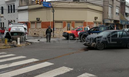El impacto provocó que uno de los vehículos termine dado vuelta. El impacto provocó que uno de los vehículos termine dado vuelta.