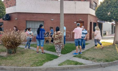 Los vecinos se reunieron en la esquina de 12 de Infantería y Güemes para exponer la situación que los aqueja. Los vecinos se reunieron en la esquina de 12 de Infantería y Güemes para exponer la situación que los aqueja.