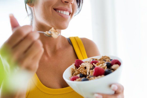 ¿Es saludable saltarse la cena o el desayuno para perder peso?