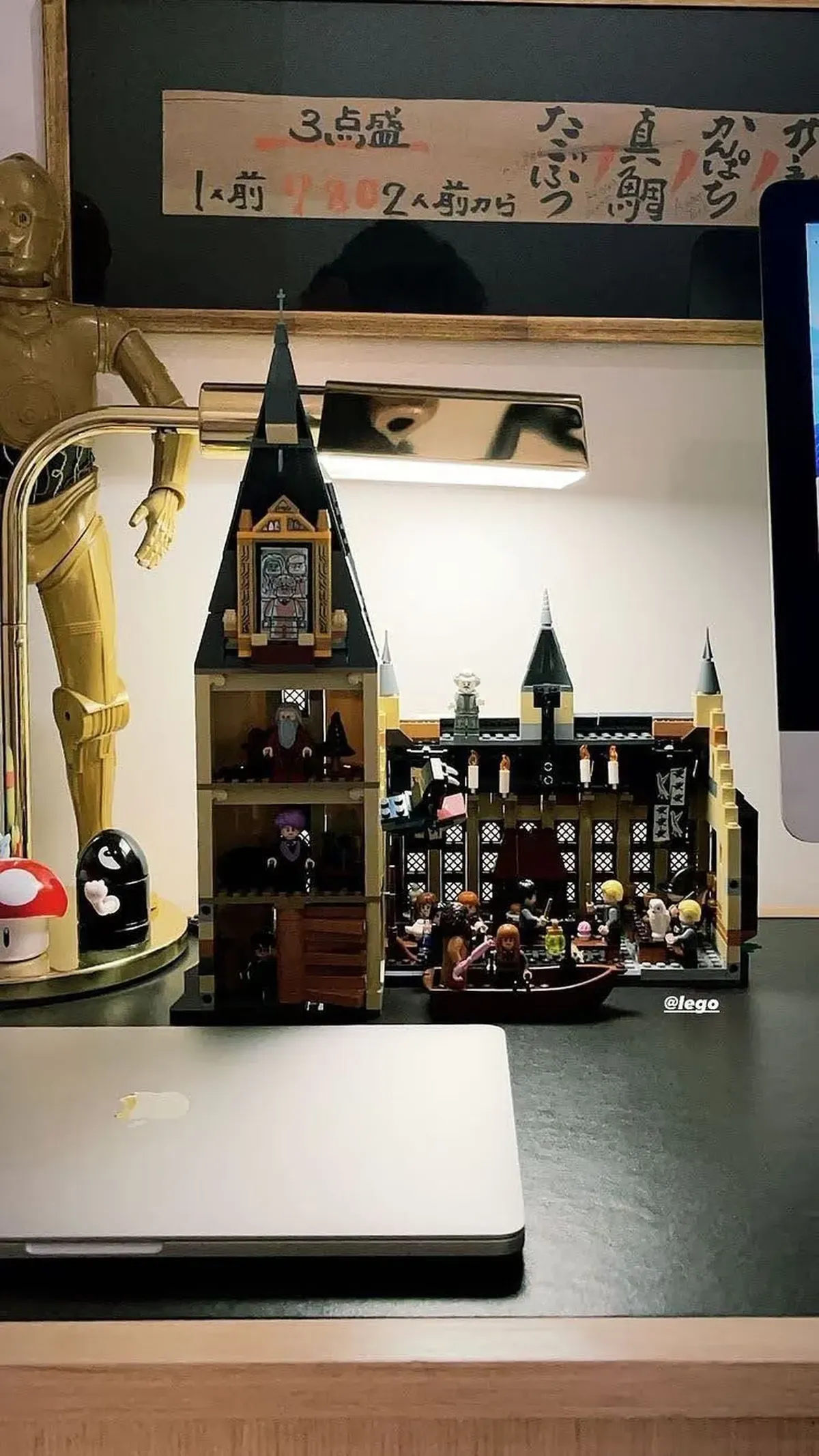 La casa de Damián Betular refleja sus hobbies y gustos, como se ve en esta imagen: un muñeco de Star Wars y Lego de Harry Potter. La casa de Damián Betular refleja sus hobbies y gustos, como se ve en esta imagen: un muñeco de Star Wars y Lego de Harry Potter.